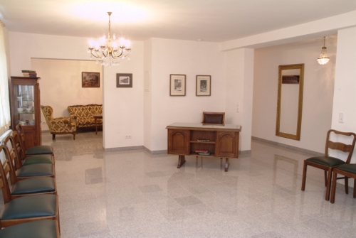 Seminarraum mit separatem Zimmer für Dozenten