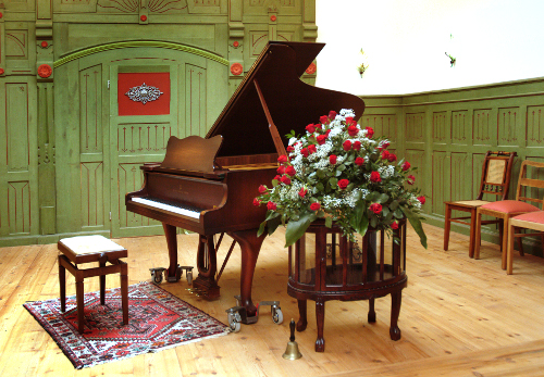 Bühne mit Steinway-Flügel