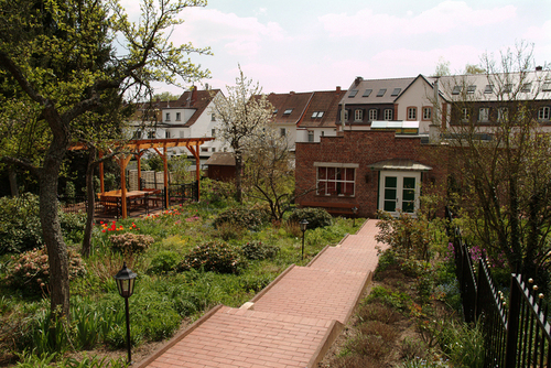 Überdachte Sitzgruppe im Garten